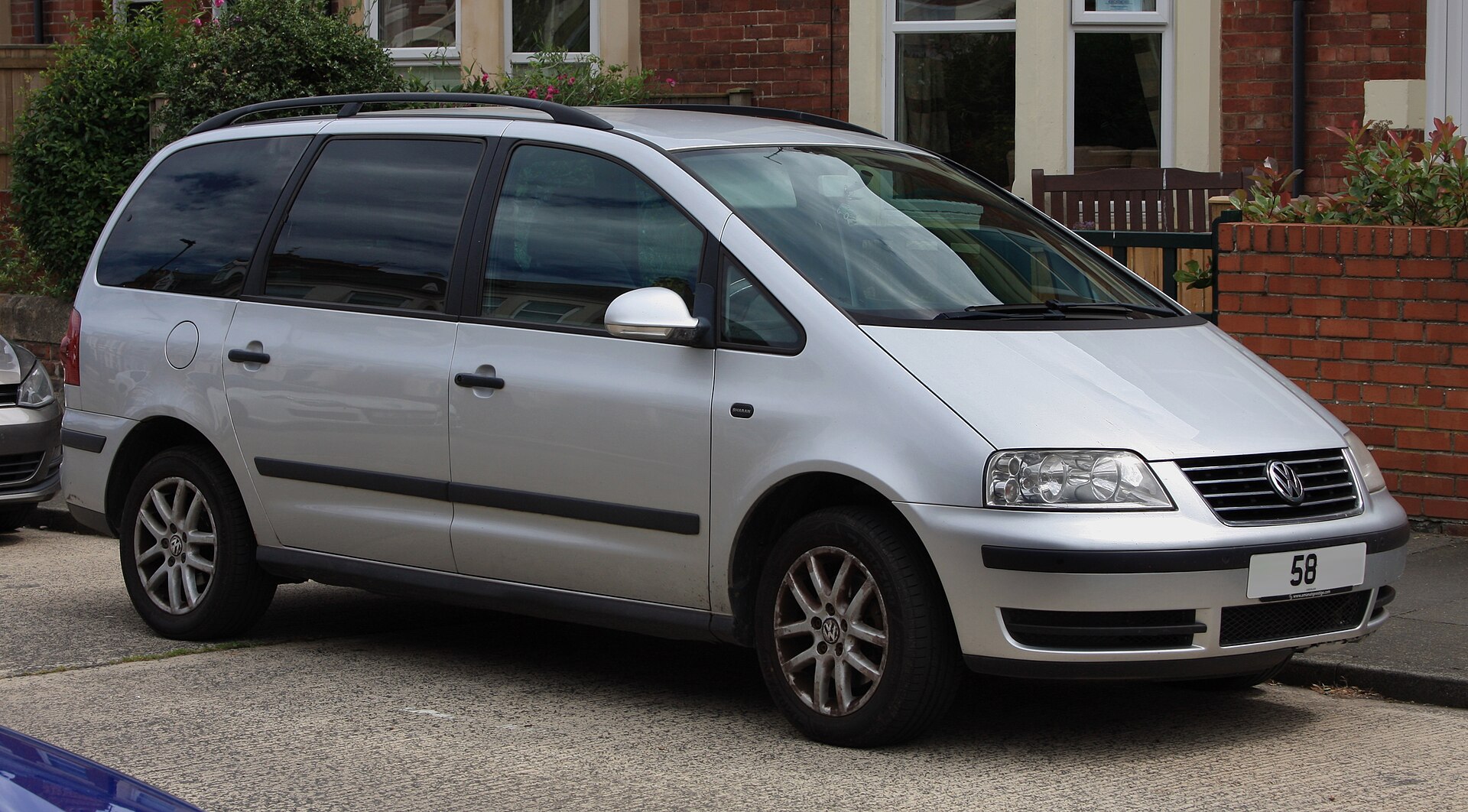 Stříbrný Volkswagen Sharan zepředu