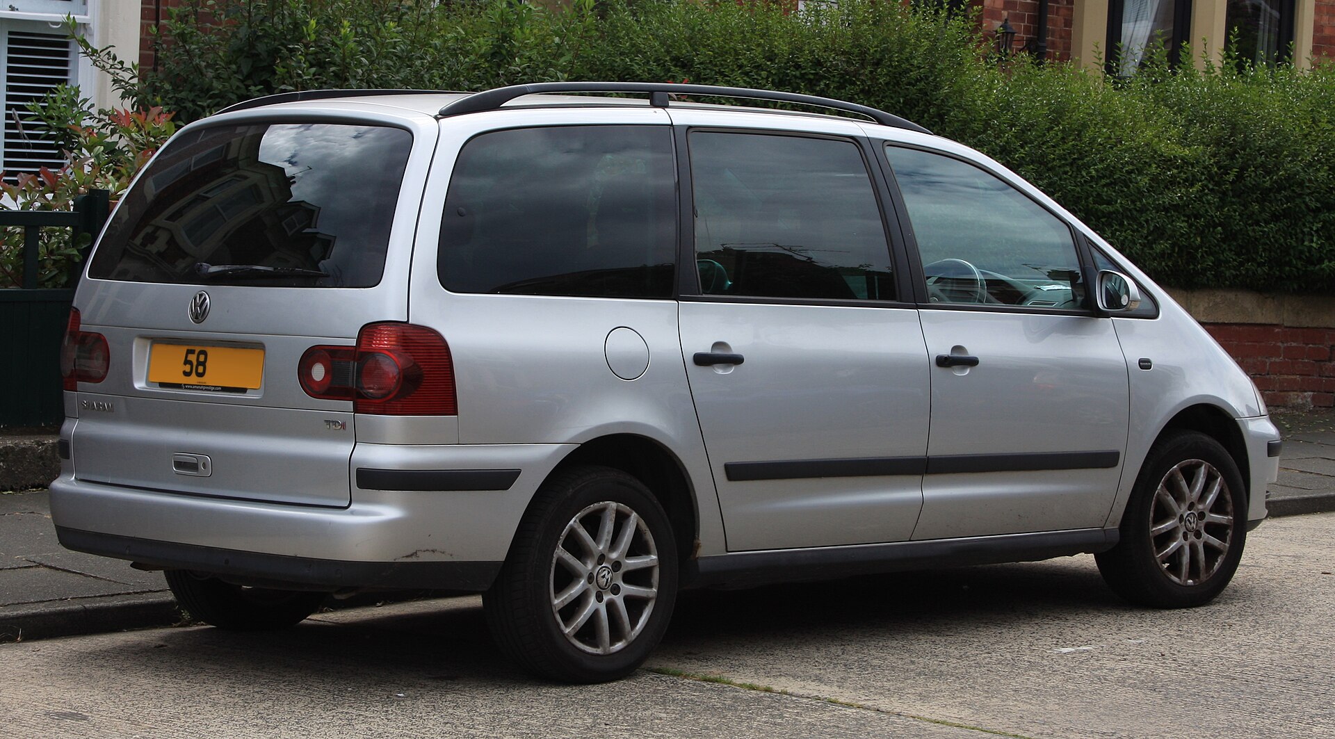 Stříbrný Volkswagen Sharan zezadu